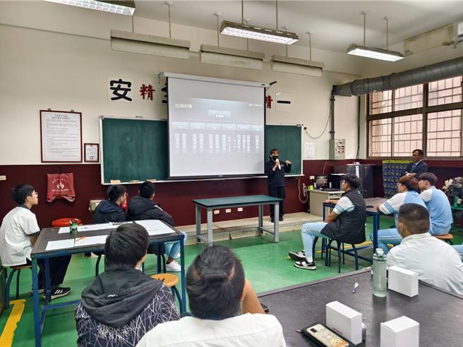 汽车技职类因汽车人才短缺严重，光復中学汽车科今年的校园徵才活动，吸引竹苗18家各大车厂前来徵才。（陈育贤摄）