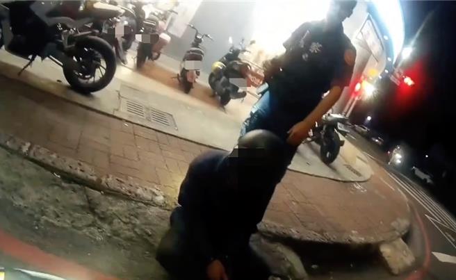 张男因慌张不停冒汗反倒引起员警觉得案情不单纯。（翻摄照片／洪靖宜高雄传真）