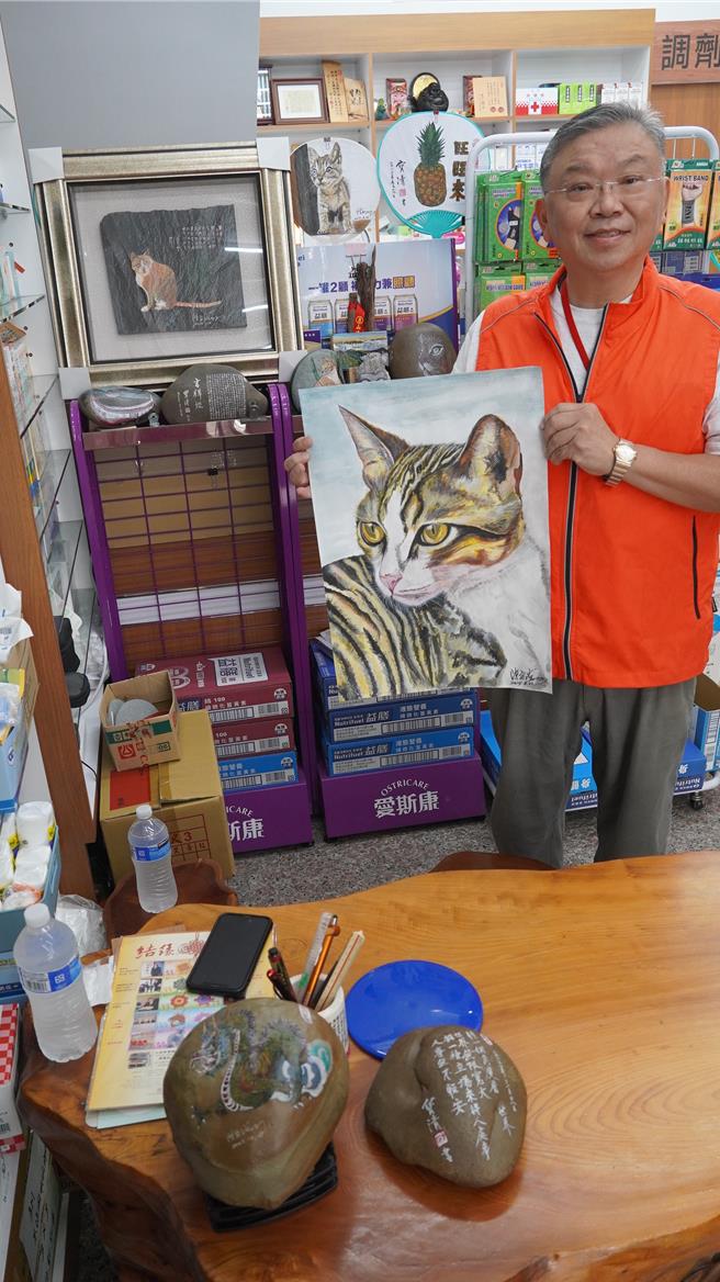 陈宝清习画仅１年，临摹素描的功力让许多登门顾客惊艳不已。（宝智华摄）