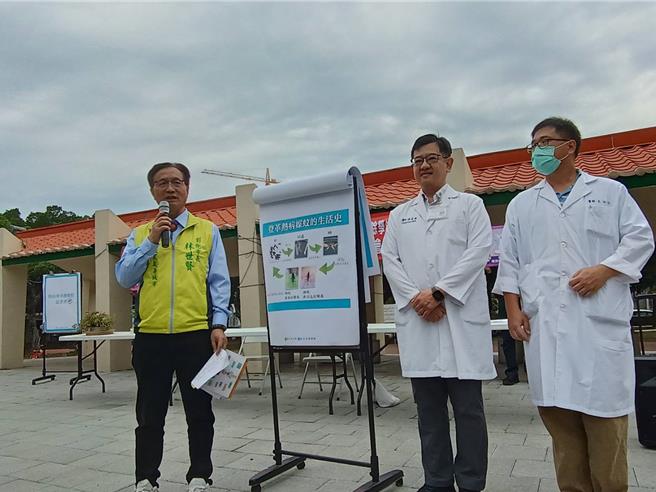 彰化市公所启动灭蚊大作战，市长林世贤（左1）邀请彰基感科主任医师陈昶华（右2）及秀传医院感染科医师王以仁（右1）一同宣导防治登革热。（叶静美摄）