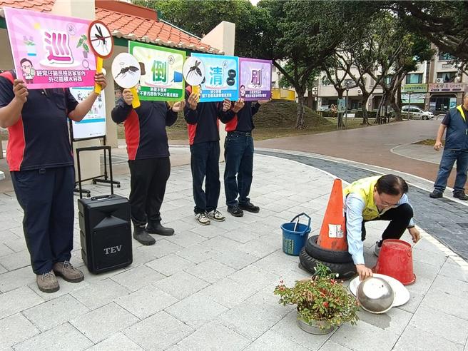 彰化市长林世贤提醒民眾，凡会积水的容器，都应倒空积水、并刷洗乾净，落实「巡、倒、清、刷」，不让蚊子幼虫生长，一起远离登革热。（叶静美摄）