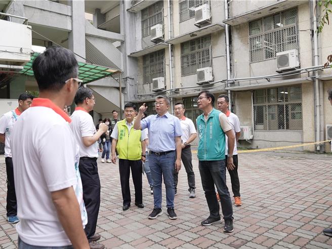 梧栖国小及清水国中新建大楼近完工却苦无内装，立委蔡其昌23日会勘争取经费。（立委蔡其昌服务处提供）