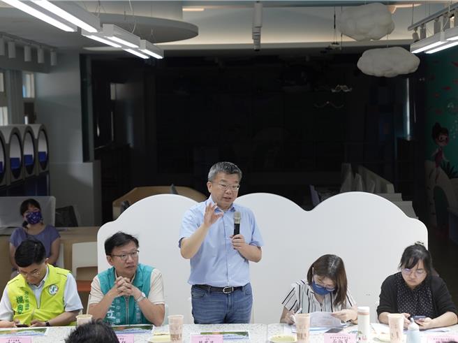 梧栖国小及清水国中新建大楼近完工却苦无内装，立委蔡其昌23日会勘争取经费。（立委蔡其昌服务处提供）