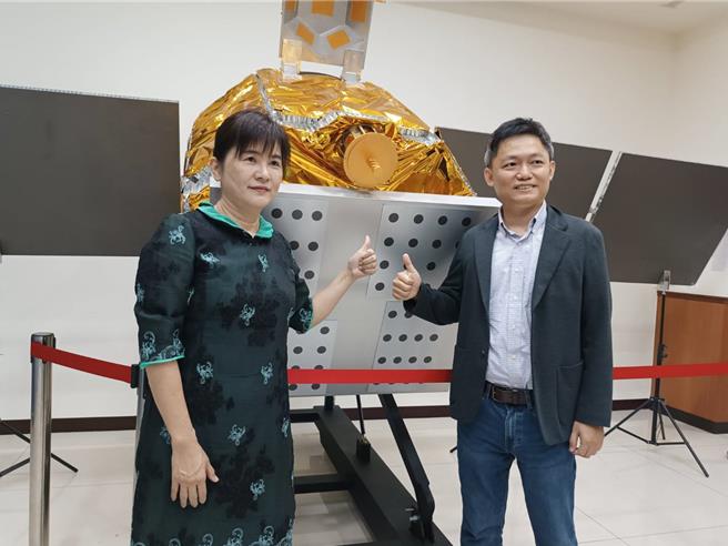太空中心办公室总监郑琮生博士（右）、彰化女中校长陈香妘（左）全力促成B5G低轨道通讯卫星1：1模型首次走入高中校园，在彰化女中进行教育展。（叶静美摄）