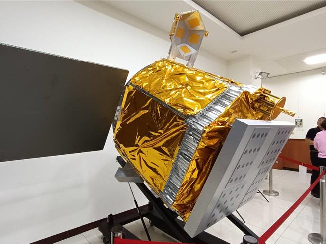 太空中心B5G低轨道通讯卫星1：1模型展将在彰化女中展出至8月厎，供彰化县内各级学校预约参观，彰女也将培训同学为各校同学导览。（叶静美摄）