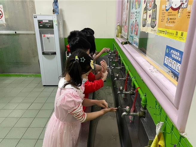 桃園市4月14日至4月20日的全國腸病毒門急診就診共1758人次，去年同期則是998人次。（桃園市衛生局提供）