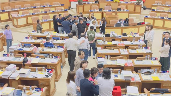 国民党议员陈明义抢走籤筒，让议长蒋根煌爆气，当场衝下主席台要找陈明义理论。（吕健豪摄）