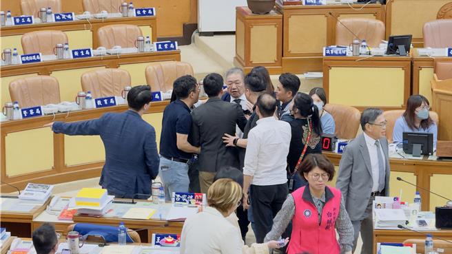 现场其他议员赶紧上前拦阻蒋根煌，以免衝突扩大。（吕健豪摄）