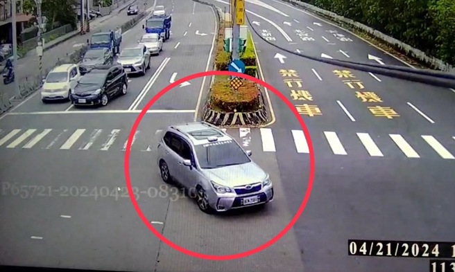 21日上午前往执行紧急救难勤务时，途中有位男子驾驶一部挡风玻璃贴有「EMT-P高级紧急救护员」自小客车一路开警示灯及鸣笛尾随救护车前往救溺现场。（翻摄画面）