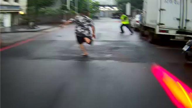 桃园警察分局大树派出所警员王靖瀚22日巡逻行经大林路时，发现一名机车骑士行进间摇摇晃晃，立即上前拦查，该37岁越南陈姓骑士假意配合，员警以感测棒测试，发现其吹气有酒精反应，陈男见状立即拔腿狂奔逃逸。（翻摄照片）