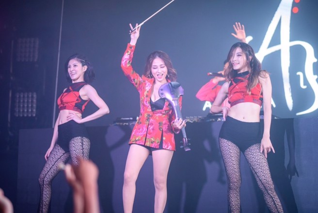 《Luxury Bitch》在夜店Omni進行專輯首發會（圖片來源/曾妃攸提供）