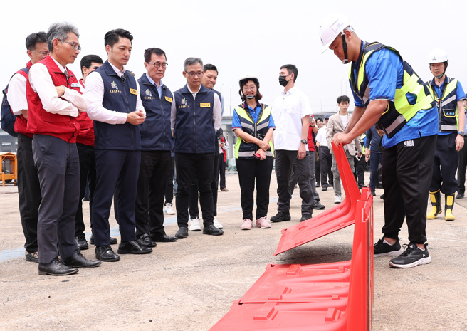 台北市长蒋万安（左二）及经济部水利署署长赖建信（左）23日巡视113年水灾防汛抢险演习，观看移动式防洪挡水板操作。（陈俊吉摄）