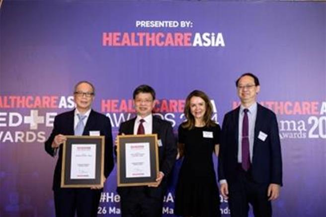 林口长庚医院于2024年度Healthcare Asia Awards荣获两项大奖，由院长陈建宗（左一）、教授陈泽卿（左二）及教授张智翔（右一）代表领奖。（林口长庚医院提供）