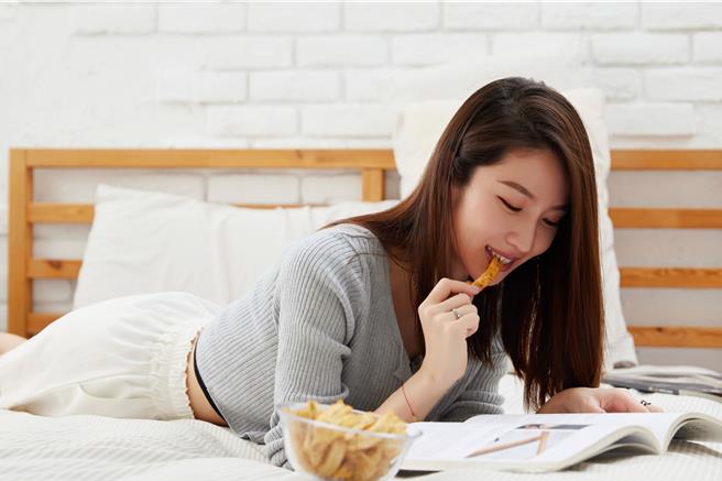 鲜味满满的鲔鱼脆条，新上市便秒杀。（业者提供）