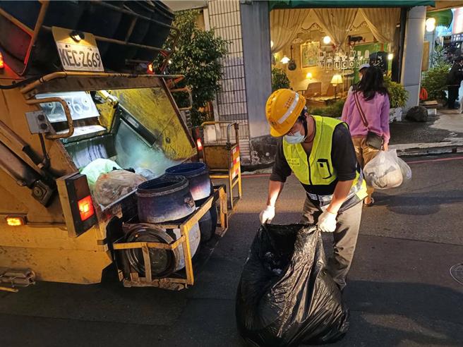 桃園市環保局清潔隊透過「垃圾車App」協助民眾找回遺失物。（桃園市環保局提供）