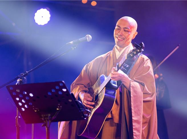 雲林縣北港武德宮與日本佛系歌手藥師寺寬邦（見圖）合作，發布中文版〈金龍如意真經〉單曲，23日廟方表示今年2月9日武德宮除夕晚會，由藥師寺寬邦獻唱90分鐘，引發熱烈回響，因此再度合作發行單曲。（北港武德宮提供／張朝欣雲林傳真）