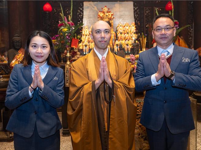 雲林縣北港武德宮財神廟為慶祝財神聖誕，與日本佛系歌手藥師寺寬邦（中）攜手合作，發布中文版〈金龍如意真經〉單曲，23日廟方表示2首單曲由藥師寺寬邦親自編排、錄製，讓經文跳脫肅穆印象。（北港武德宮提供／張朝欣雲林傳真）