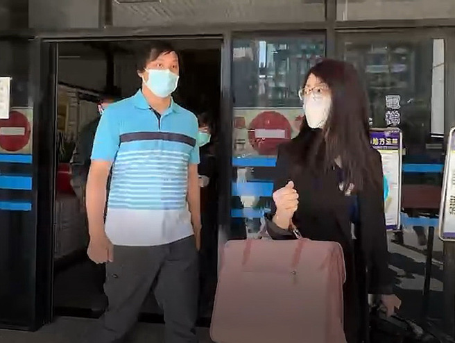 夏男(图左)六度出庭皆低调不做任何回应。(资料照)