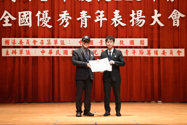 义守大学职治系大三的刘又安(右)脱颖而出，荣获大专优秀青年殊荣。(照片/义守大学提供)