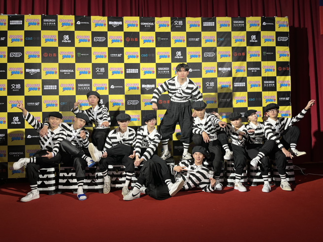 刘又安(左一)也从职能治疗的专业中，跨域成为热舞好手，多次参与街舞比赛及高雄各校舞展。(照片/义守大学提供)