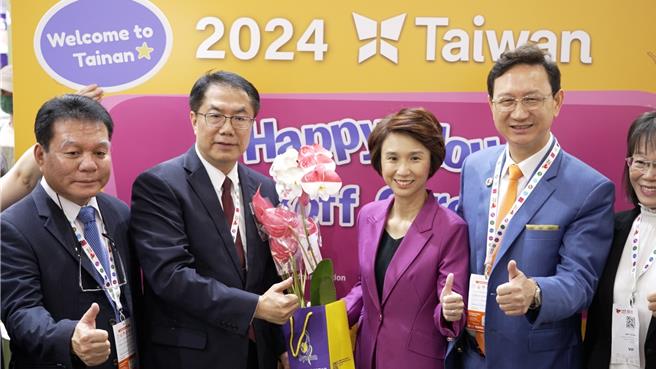 台南市长黄伟哲（左二）特别介绍后壁喷印兰花、六甲火鹤花，让不少参展厂商和宾客留下的深刻印象。（台南市政府提供／张毓翎台南传真）