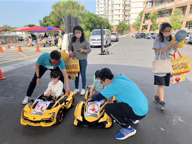 斗六市镇南国小在小一新生入学日举办体能闯关认识校园，很合小朋友的胃口。（镇南国小提供）