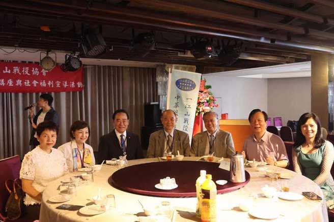 渡海興台會主旨在於喚醒國人居安思危的意識，並且積極推動兩岸的和平交流。左起林麥升董事長，曹平霞副理事長，葛光越中將，胡為真大使，陳興國中將。（作者提供）