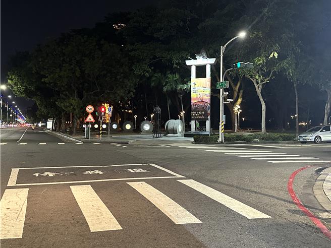 高雄市部分路口遭批混乱难以辨识是否要待转，交通局说明有待转牌面路口就要待转。（杨舒婷摄）