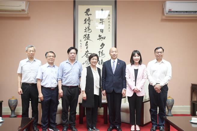 彰化县长王惠美（左4）在立委谢衣鳯(右2)居间安排下，今日率县府团队北上立法院拜会立法院长韩国瑜（右3），争取6项相关建设经费。（县府提供／叶静美彰化传真）