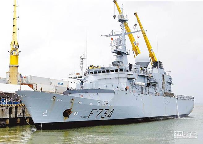 美菲「肩並肩24」軍演展開，法軍首度派「葡月號」巡防艦參與。(新華社)
