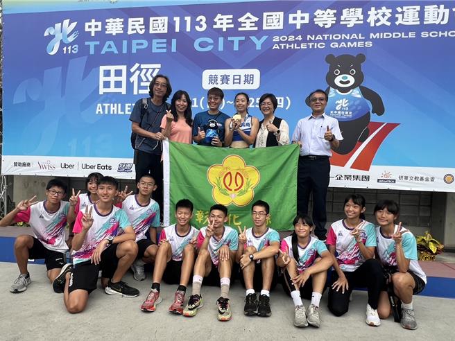 彰化縣長王惠美（右2）與教育處長蔡金田（右1）今日北上為參加113年全國中等學校運動會的彰化縣選手加油。（縣府提供／葉靜美彰化傳真）