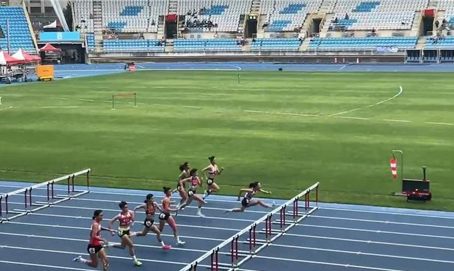 就讀彰化高商的賴尹甯，在全中運中表現優異，以13秒73的成績，勇奪高女組田徑100公尺跨欄冠軍。（縣府提供／葉靜美彰化傳真）