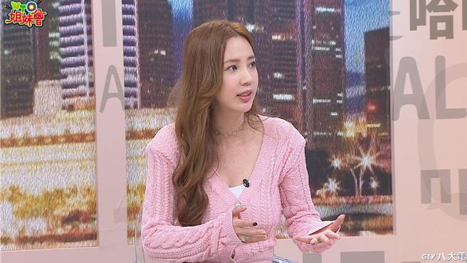 愛雅上《WTO姐妹會》分享婚姻生活。（八大提供）