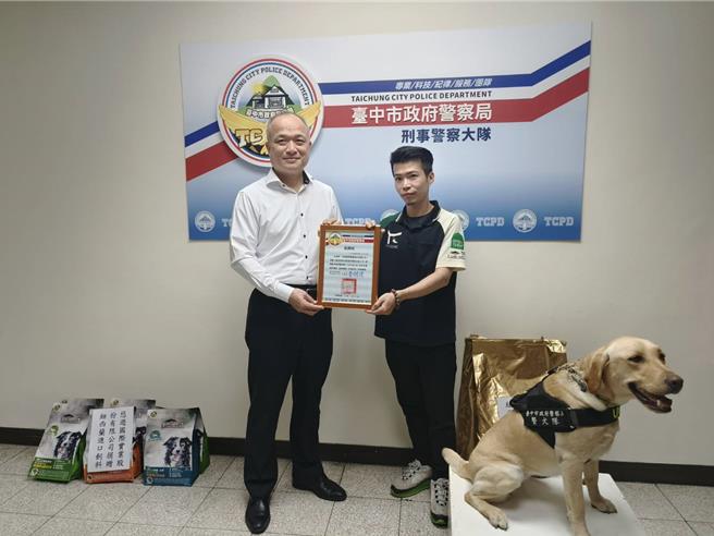 「悠游国际公司」执行长叶信宏（右）捐赠纽西兰进口饲料35包，总计535公斤，供应台中市警犬半年分用量，台中市刑大大队长李明道（左）亲发感谢状。（台中刑大提供／王煌忠台中传真）