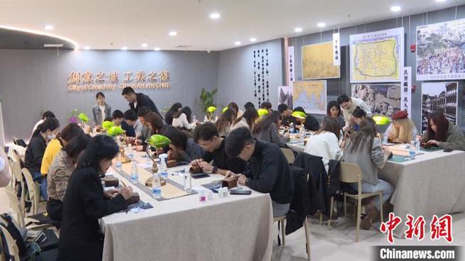 兩岸青年在溫州體驗工美技藝。（中新網）