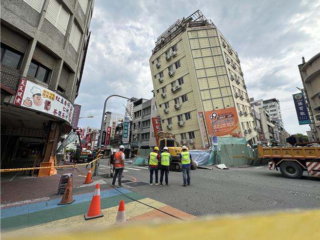 富凱大飯店倒塌，正進行拆除前作業。（王志偉攝）