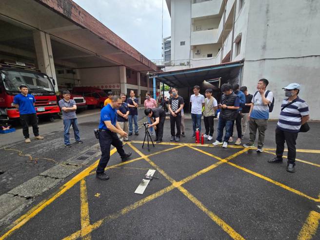 為精進鋰電池火災調查專業知識與技能，北市消防局於今（23日）在訓練中心舉辦鋰電池火災訓練課程。（圖／消防局提供）