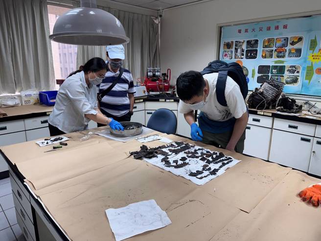 為精進鋰電池火災調查專業知識與技能，北市消防局於今（23日）在訓練中心舉辦鋰電池火災訓練課程。（圖／消防局提供）