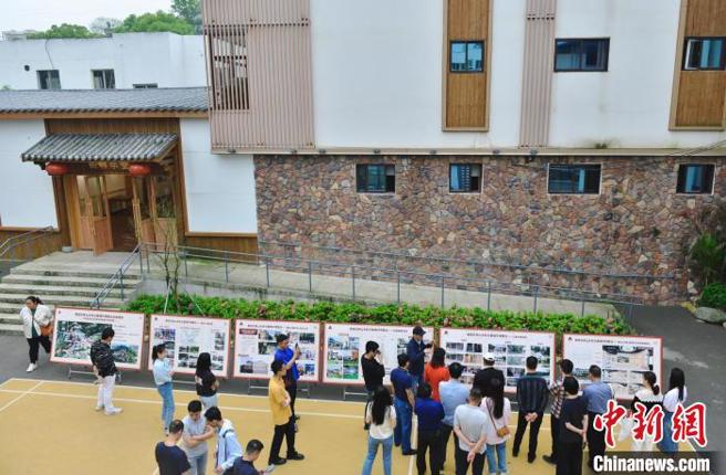 4月16日，一站式惠民公共空间——岭头大院吸引参访者前来参观。　（中新网）