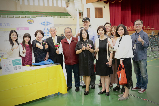 聖約翰科技大學舉辦「龍薪大躍　2024年校園徵才博覽會」，董事會姚祖驤董事長所經營的亞翔工程（校友企業）提供各項職缺給聖約翰學弟妹。(照片/聖約翰科技大學)