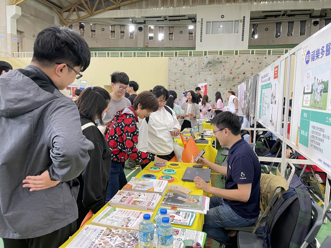 透過與廠商面對面接觸溝通，能讓學生更瞭解企業的運作模式和需求，為職涯發展提供不少參考建議與機會。(照片/聖約翰科技大學)