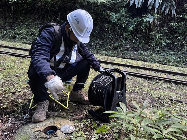 阿里山小火车力拚今年7月全线通车，加强风险区的侧倾管监测。（林铁及文资处提供／本报资料照）