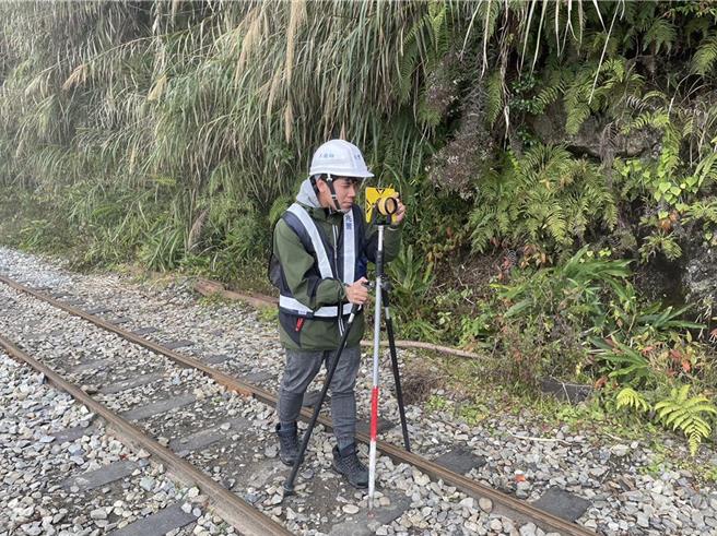 阿里山小火车力拚7／1全线通车，加强重点区域的沉陷点监测。（林铁及文资处提供／本报资料照）