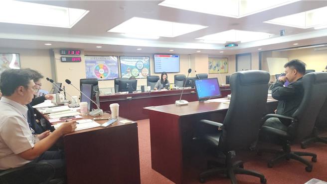 23日四大公司与产发局赴北市议会做工作报告，议员发现台北农产运销公司至今未向民股沟通出资问题，再加上北农董事长杨镇浯临时缺席，痛批北农将议会决议当儿戏，扬言将限制预算动支。(黄敬文摄)