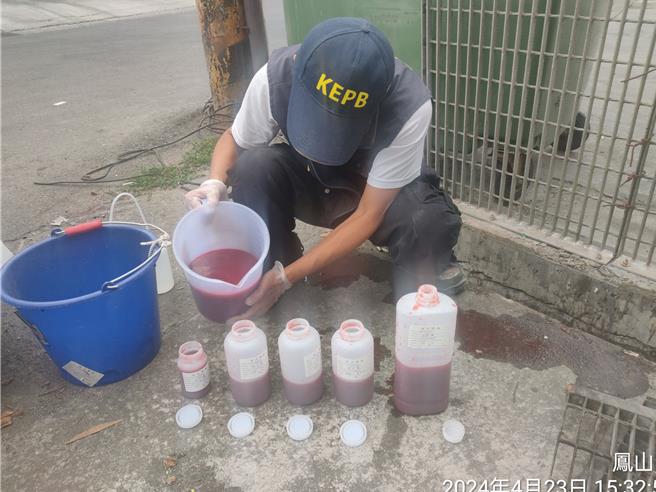 今（23）日高市府環保局針對鳳山溪水汙染管制區加強稽巡查，抓到1家膠囊保健食品工廠偷排血紅色廢水。（高市環保局提供）