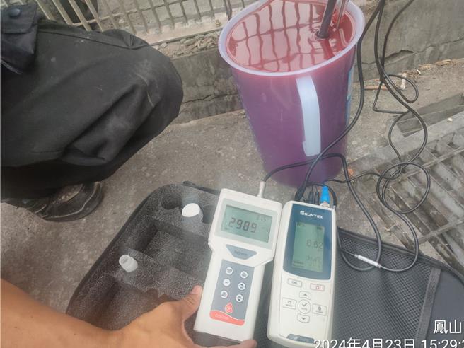 今（23）日高市府環保局針對鳳山溪水汙染管制區加強稽巡查，抓到1家膠囊保健食品工廠偷排血紅色廢水。（高市環保局提供）