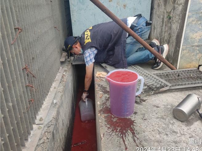 今（23）日高市府環保局針對鳳山溪水汙染管制區加強稽巡查，抓到1家膠囊保健食品工廠偷排血紅色廢水。（高市環保局提供）