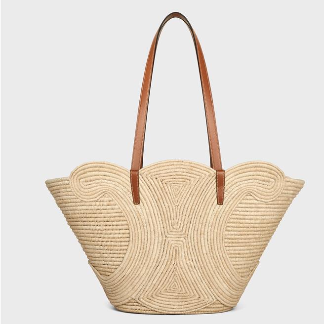 採用拉菲亚及牛皮革编织而成的Celine Triomphe中型Panier手袋，售价5万9000元。（Celine提供／黄唯淯台北传真）