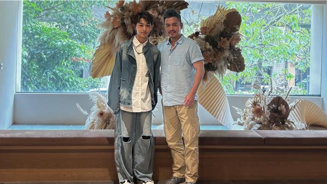 杨博智（左）和范逸臣在剧中互相疗癒。（客家电视台提供）