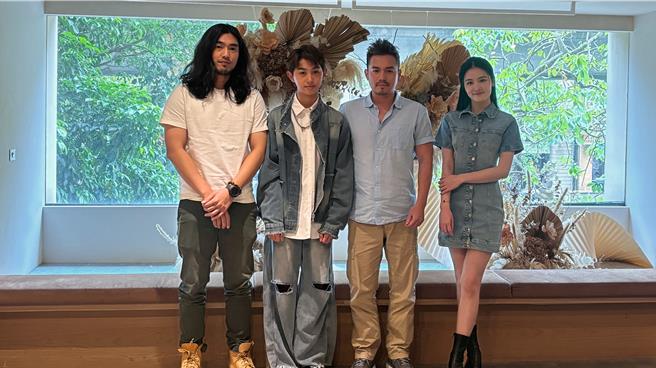 导演詹家维（左起）、杨博智、范逸臣、那祈今为戏宣传。（客家电视台提供）